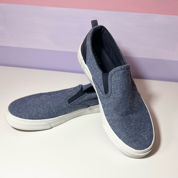 Old Navy big boys slip on shoe, blue canvas, size 5 - Picture 2 of 8